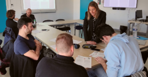 Photo de Mélanie Théault animant la première formation du programme Pépite Deeptech